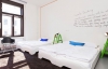 Витончений мінімалізм і веселі монстри на стінах - чарівний готель у центрі Праги
