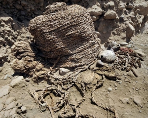 В Перу обнаружили две обмотанные веревками мумии
