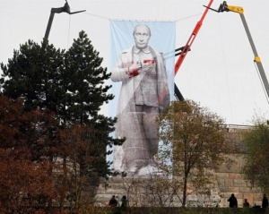 В Праге подняли гигантский плакат Путина в образе Сталина
