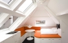 Білосніжна мансарда з ліжком на кухні - які квартири здають в оренду в Гаазі 