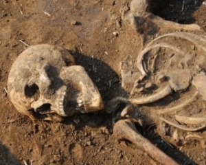 Матір два роки тримала скелет сина у хліві на Рівненщині
