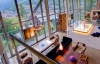 Скляні панелі, бетон і сталь - просторий заміський будиночок в Альпах
