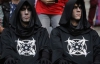 Мужчины в черных платьях с мистическими символами повергли в шок фанов "Челси" и "Баварии"
