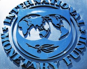 МВФ порадив Україні скорочувати бюджетників та урізати їхні зарплати