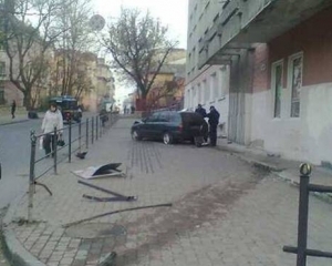 В Тернополе Mitsubishi на тротуаре сбил пешехода, отбросив его в окно дома
