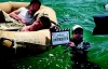Измученные мужчины и надувные лодки: первые фото фильма Анджелины Джоли