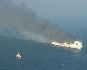 В море под Севастополем загорелось судно с сотней человек на борту