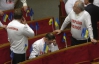 Опозиція, у пориві звільнити Тимошенко, у вівторок розквітла біло-червоними кольорами