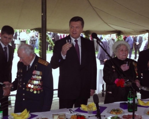 Янукович накрыл ветеранам столы во дворце Украина