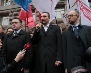 Оппозиция зовет людей под Верховную Раду &quot;помочь регионалам&quot; с Тимошенко