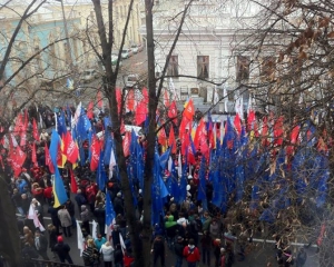 Мітинг під Радою розходиться: дехто у парку отримує зароблені гроші