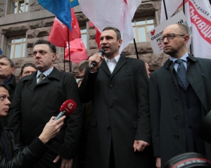 Яценюк и Кличко с крыши партийного автобуса призвали освободить Тимошенко