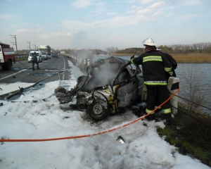 На дамбі біля Черкас у страшному ДТП згорів заживо водій &quot;Деу Ланоса&quot;