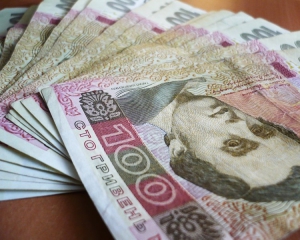 Влада триматиме курс гривні, залазячи в нові борги - експерт