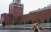  Російський художник прибив цвяхом свої геніталії до брущатки Красної площі