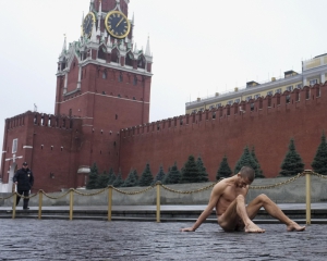 Российский художник прибил гвоздем свои гениталии к брусчатки Красной площади
