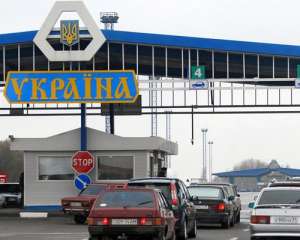 Украине тоже стоит пускать россиян только по загранпаспортам - эксперт
