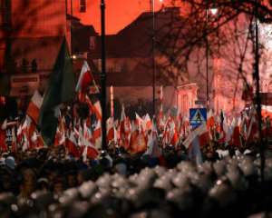 Националисты в Варшаве устроили пожар у посольства России