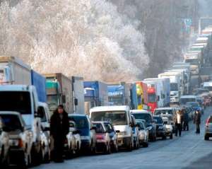 На российско-украинской границе застряли почти 150 машин