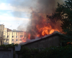 В Киеве из-за пожара на рынке задымлена станция метро &quot;Лесная&quot;
