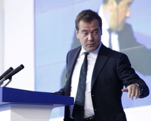Медведев напомнил Азарову об обязательстве закачивать газ