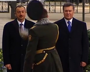 Начальник почетного караула чуть не отрубил себе голову, стоя в метре от Януковича
