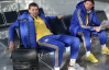 Футболисты сборной Украины читали газеты и раздавали автографы перед вылетом в Париж