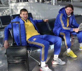 Футболисты сборной Украины читали газеты и раздавали автографы перед вылетом в Париж