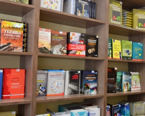 Вместо книжных магазинов открываются аптеки