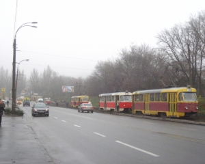 Столичные трамваи час стояли без тока