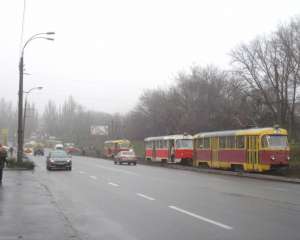 Столичные трамваи час стояли без тока