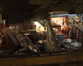 До 50 человек могут находиться под завалами в ТЦ в Риге - вице-мэр города