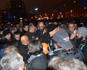 Яценюк чекає на Майдані сто тисяч людей