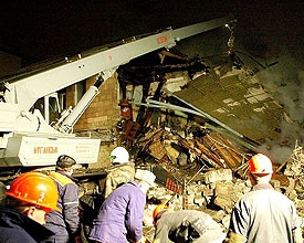 Люди кричать під завалами торгового центру в Ризі, загиблих уже 18