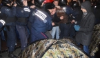 Другий вечір "Євромайдану": колотнеча за намети та пісні з танцями під дощем