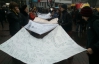 Возле метро "Арсенальная" киевляне собираются на траурное шествие