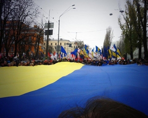 Между активистами Евромайдана и провокаторами с флагами ЛГБТ произошла стычка
