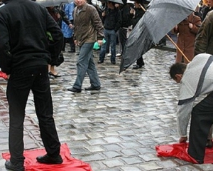 &quot;Комуняку на гілляку!&quot;: біля пам&#039;ятника Леніну топчуть червоні прапори