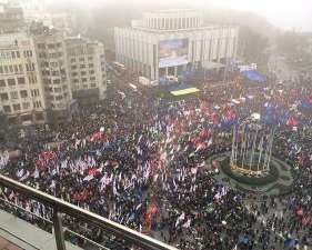 Люди повільно розходяться з Європейської площі, опозиція планує пікетувати органи влади