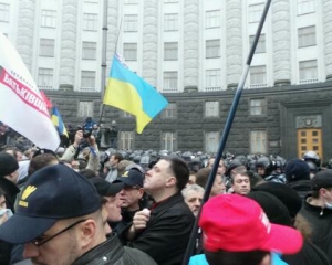 Протестувальники &quot;Євромайдану&quot; рушили до Кабінету міністрів
