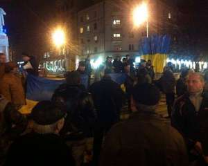 Евромайдан в Донецке пытаются разогнать сотрудники &quot;Ритуальных услуг&quot;