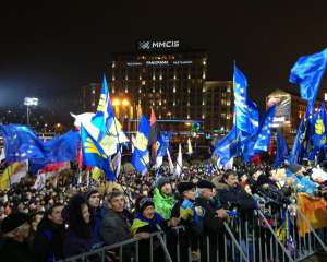 На Европейской площади протестующие поссорились с милицией