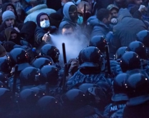 У центрі Києва біля автівки з прослушкою &quot;Беркут&quot; б&#039;є мітингувальників