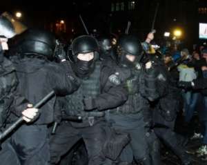 Луценко к &quot;беркутовцам&quot;: &quot;На ху * вы это делаете?&quot; - во время драки в Киеве пролилась кровь