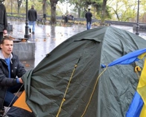 Активісти відновлюють зруйнований вночі Євромайдан у Дніпропетровську