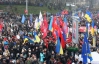 Євромайдан розколовся навпіл. Молодь вимагає прибрати партійну символіку 