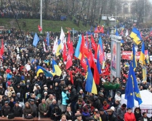 Євромайдан розколовся навпіл. Молодь вимагає прибрати партійну символіку 