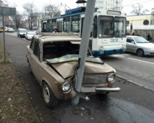 В Донецке &quot;Жигули&quot; без тормозов снесли пешеходов и врезались в светофор