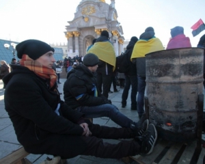 Євромайдан відстояв ще одну морозну ніч, сьогодні чекають бою з тітушками