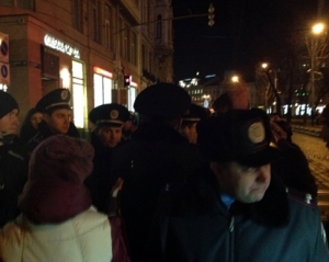 На львівському Євромайдані затримали молодика зі зброєю